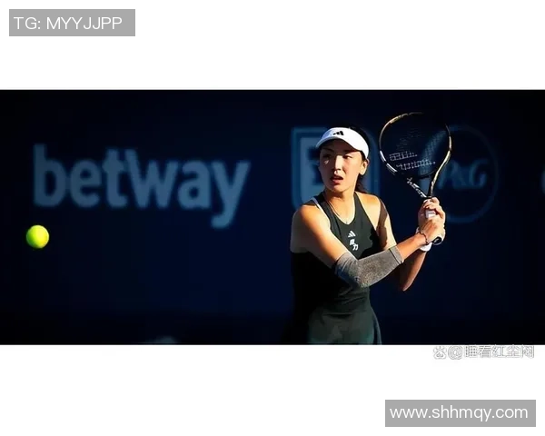 足球巨星女友罕见近照曝光惊艳亮相引发球迷热议